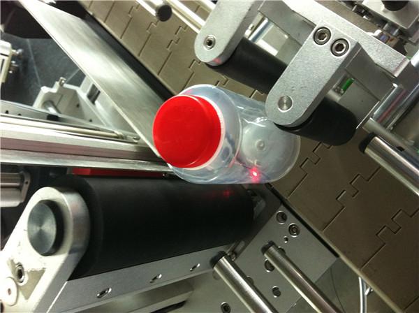 Pawpaw / Guava Round Bottle Sticker Labeling Machine For Drink Field