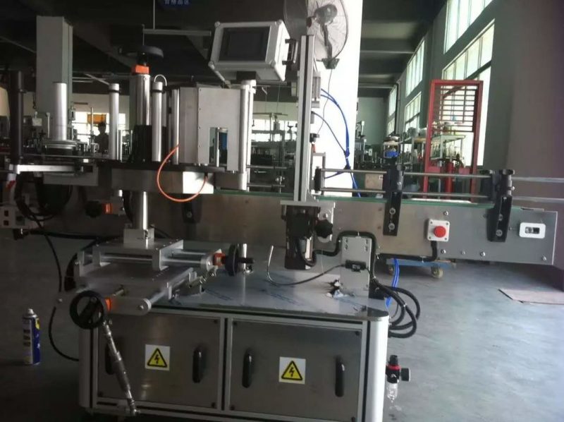 China Fruit / Vegetables Juice Round Bottle Sticker Labeling Machine For Drink Industry supplier