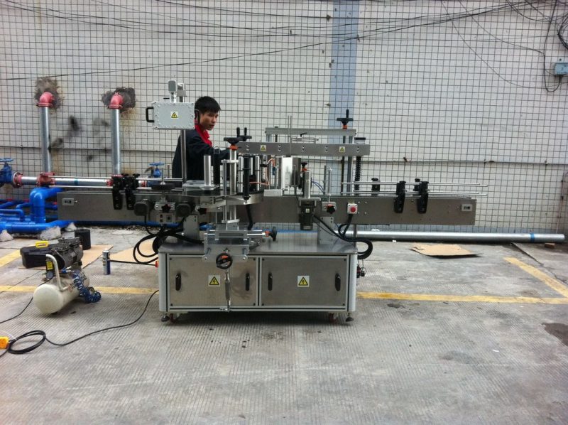 China Full automatic adhesive Round Bottle Labeling Machine For Pet Bottles front and back supplier