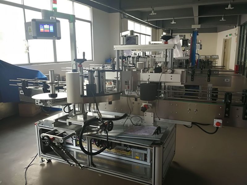 China Flat Bottle Labeling Machine , Automatic Label Applicator Machine PLC And Touch Screen supplier